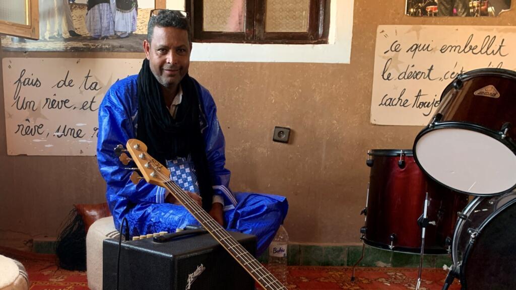 Halim Sbaï, fondateur du festival Zamane, à M’Hamid El Ghizlane, aux portes du désert, au Maroc, le 29/11/2024.